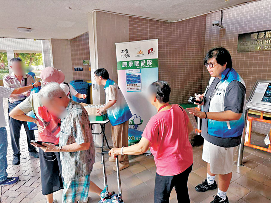 ●關愛隊在屋苑內設置支援站，通知居民停電事宜及接觸需要協助的住戶。 作者供圖