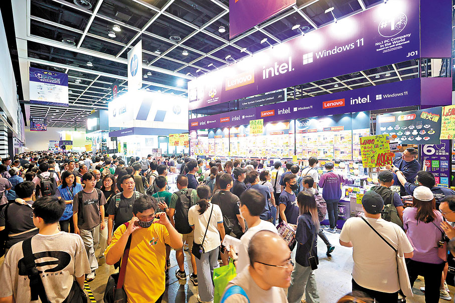 ●上周五起、一連4天舉行的香港電腦通訊節,昨日周日場內人頭湧湧,參展商紛紛推出減價促銷及互動活動吸引顧客。 香港文匯報記者郭木又 攝