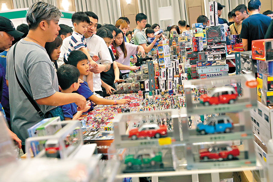 ●「香港車仔展2025」展覽內容豐富多元，吸引不少海內外車迷、收藏家與親子家庭爭相「打卡」。香港文匯報記者郭木又  攝