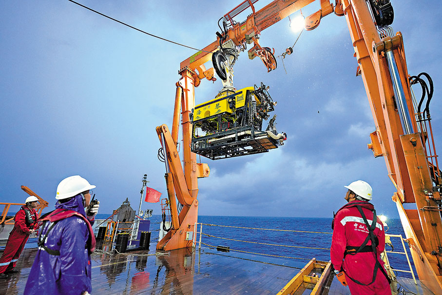 ●8月23日,我國自主研製的6,000米級深海無人遙控潛水器(ROV)「海琴」號圓滿完成首次深海試驗。 新華社