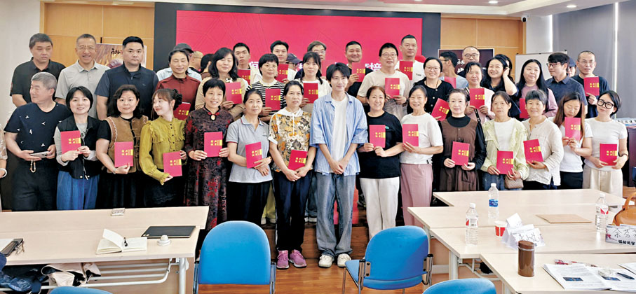 ●濱江區社區學校首期銀齡電競班吸引了166位老年人報名。