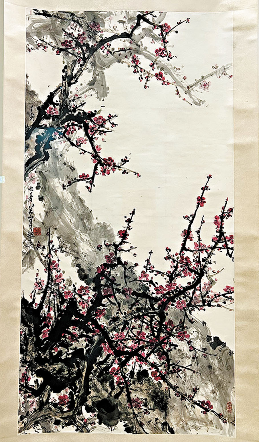 ●關山月的《紅梅軸》。 作者供圖