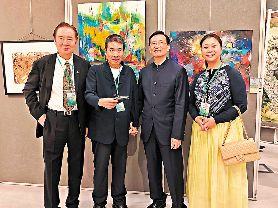 ●展覽組委會主席魏勤(右二)與藝術家徐鳴(左一)、李鋼(左二)、徐楠(右一)。