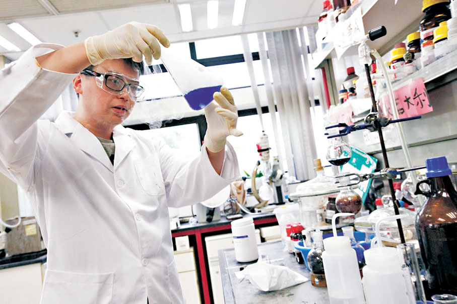 ●圖為在香港大學合成化學全國重點實驗室，科研人員正進行實驗。 資料圖片
