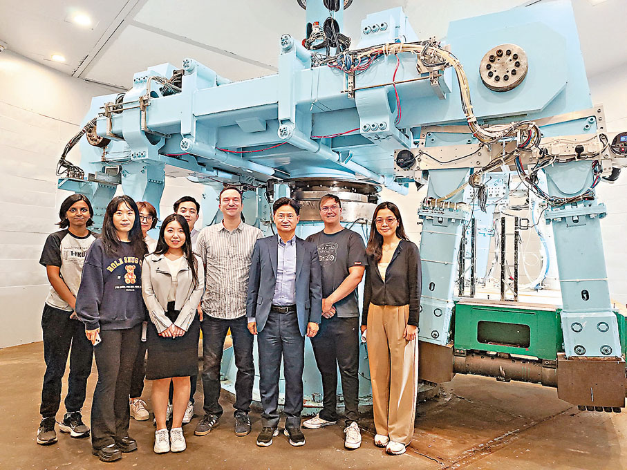 ●吳宏偉團隊以先進的土工離心機設備，通過不同大型模型箱，模擬極端氣候場景。香港文匯報記者陸雅楠  攝