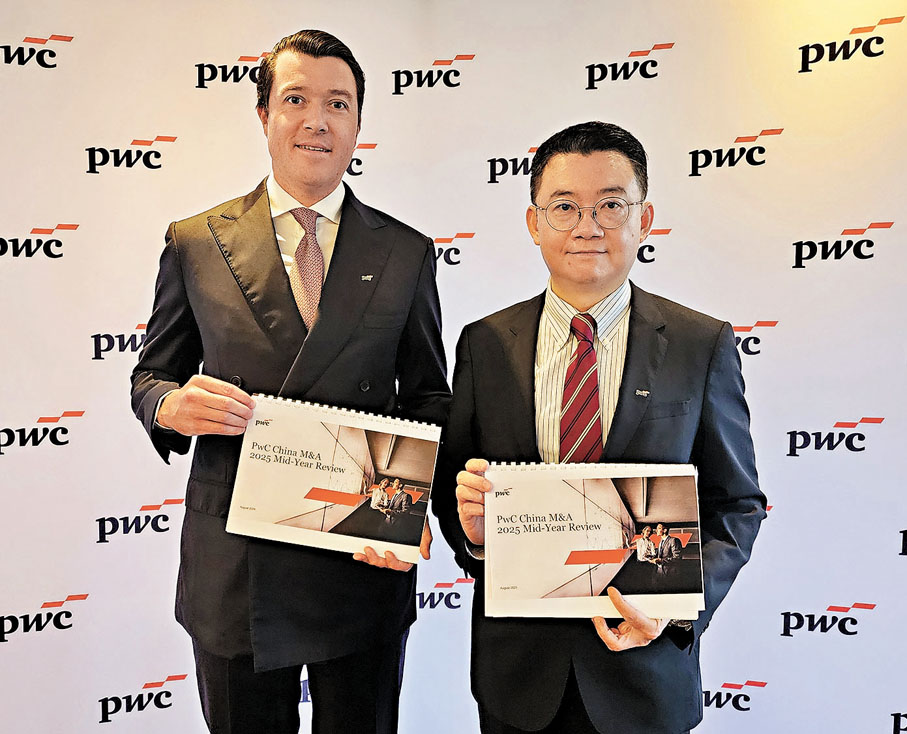 ●羅兵咸永道香港併購諮詢合夥人Thomas Crasti(左)和羅兵咸永道中國南部及香港地區稅務主管合夥人、併購事務稅務主管合夥人倪智敏昨公布中國企業併購市場報告。