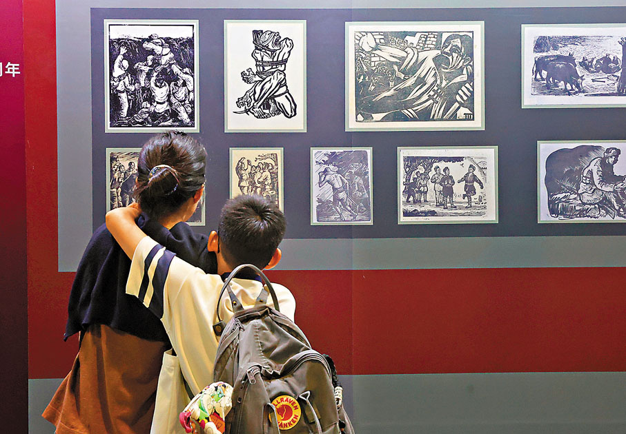 ●不少市民帶小孩前往觀展,培養學童對國家與香港的認同感和歸屬感。 香港文匯報記者郭木又 攝