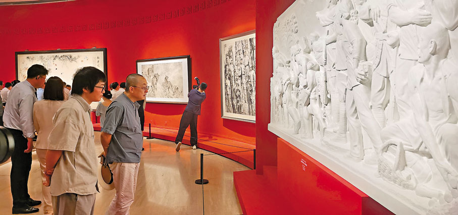 ●8月25日，參觀者在中國美術館觀看展出作品。