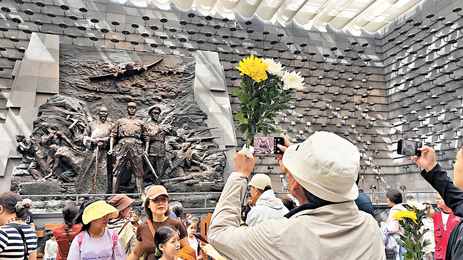 ●各地遊客來到滇西抗戰紀念館緬懷抗戰英烈。