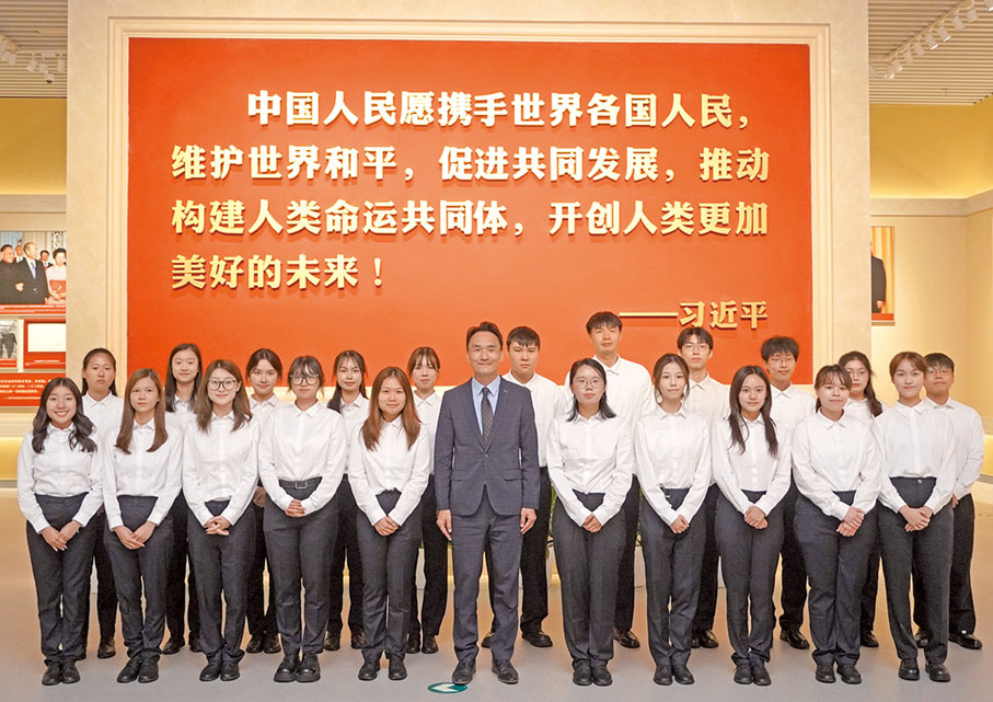 ● 8月21日，澳門教育及青年發展局局長龔志明與澳門青年合照。