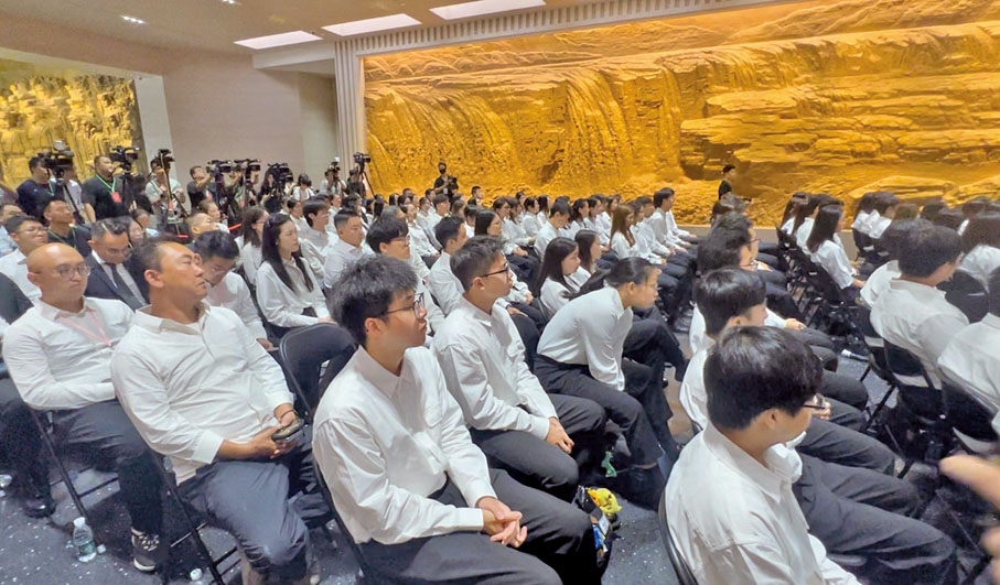 ● 8月21日，港澳青少年參與基地揭牌儀式。