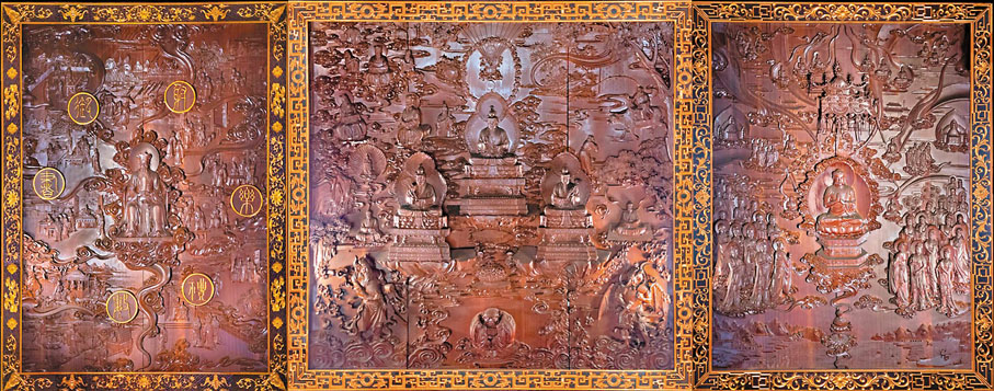 ●赤松黃仙祠（大殿）後方掛有：道教「三清天尊圖」（中）、佛教「釋迦牟尼佛說法圖」（右）、儒家「孔聖先師六藝圖」（左），而道教壁畫下方更刻有三教「一團和氣圖」，充分體現嗇色園三教同尊的核心。 作者供圖