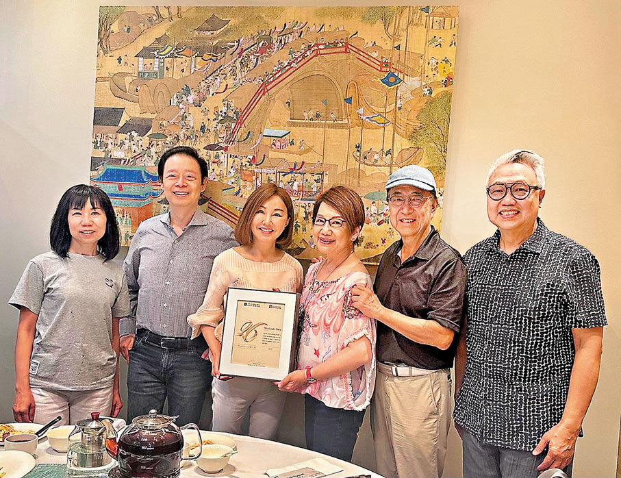 ●筆者獲「新時代傳媒集團」主席馮永發先生伉儷頒發紀念狀。 作者供圖