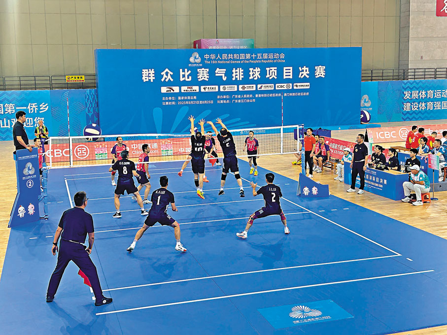 ●香港男子中年組隊（黑衫）與湖南隊爭奪銅牌。 香港文匯報記者敖敏輝 攝