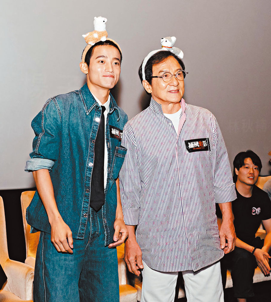 ●成龍與周政杰齊賣萌。