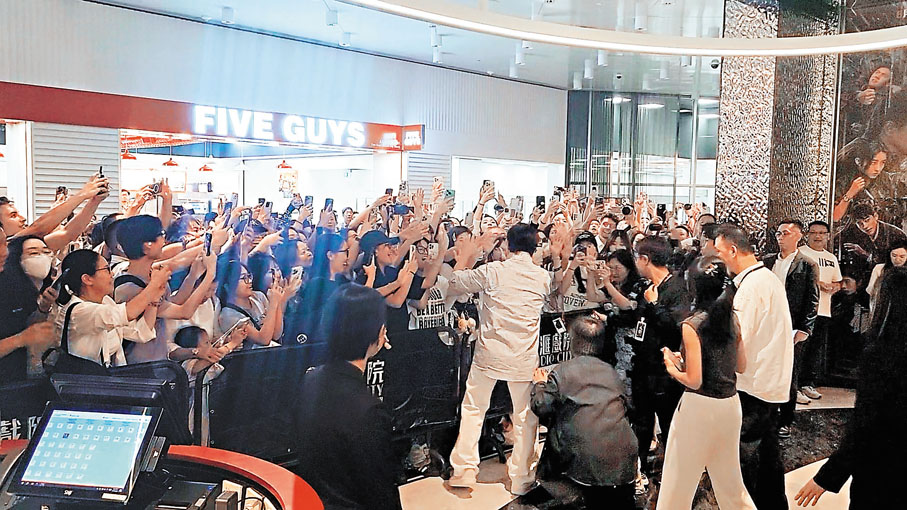 ●成龍與粉絲擊掌。