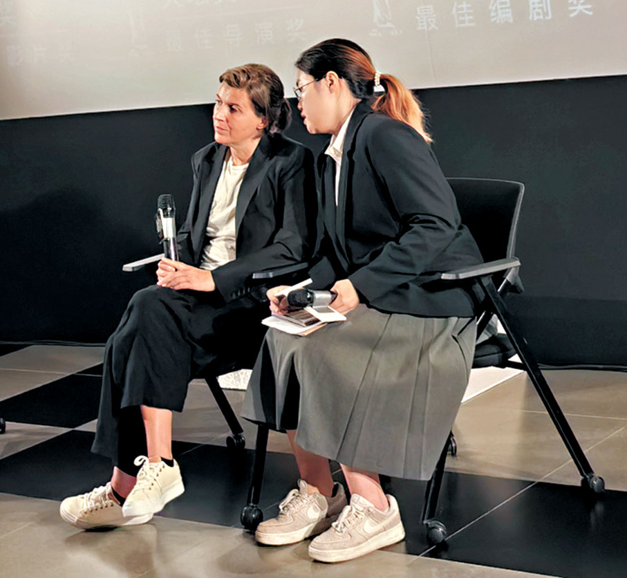 ●莉莉婭（左）與觀眾分享創作心得。  香港文匯報記者馬曉芳  攝