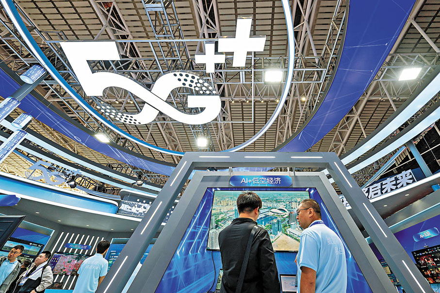 ●5月19日，在哈洽會中國移動展區，工作人員在講解「AI+低空經濟」內容。 