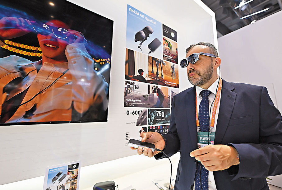 ●5月22日，中國—中東歐國家博覽會暨國際消費品博覽會上，參觀者體驗智能眼鏡。 