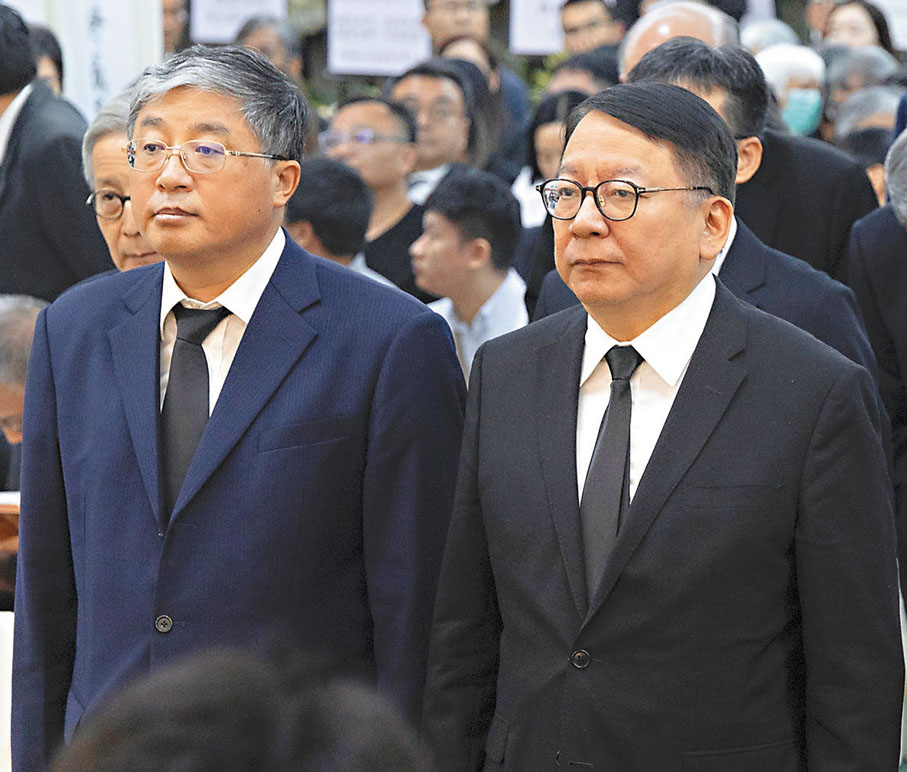 ●陳國基（右）、羅永綱（左）送別胡鴻烈。 樹仁大學Fb圖片