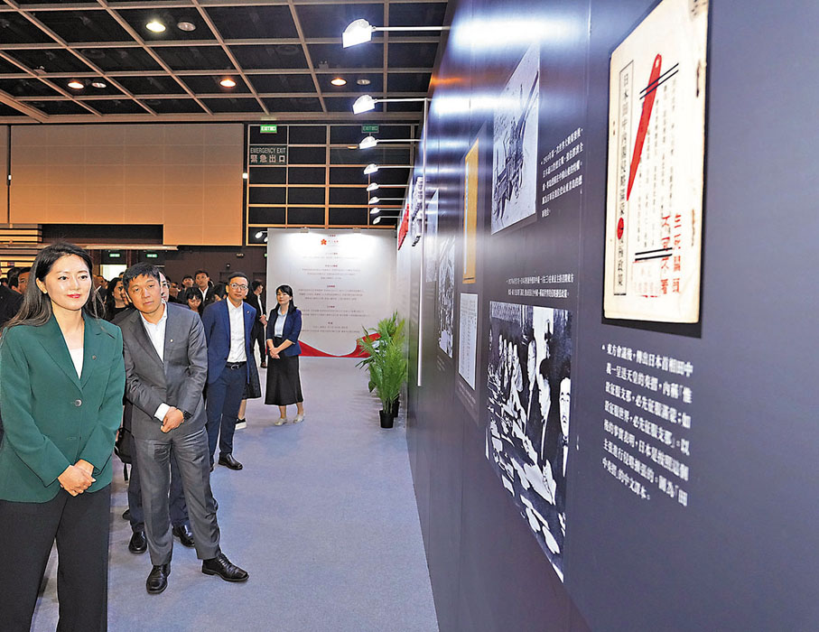 ●栗潛心（前排左一）昨日率領公司管理層及員工共50餘人觀展。   大公文匯全媒體記者黃洋港  攝