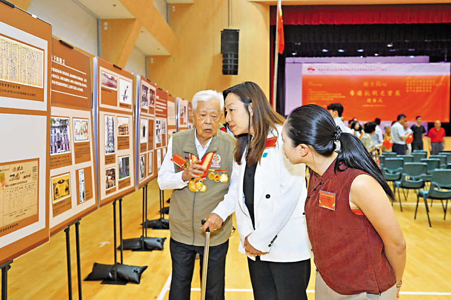 ●市民透過60幅珍貴的抗戰歷史照片,回顧粵港同胞共同抗戰的光輝歷程。 團體供圖