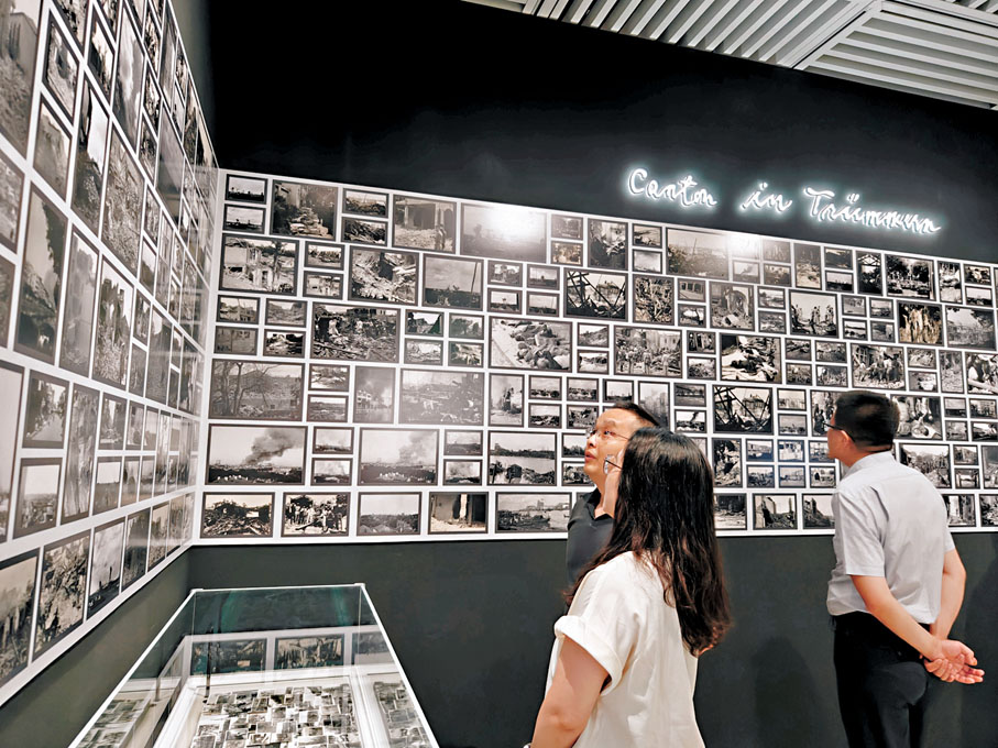 ●「廢墟中的廣州」展區首次公開一批日軍轟炸廣州的照片實錄，吸引不少觀眾前來觀展。香港文匯報記者黃寶儀  攝