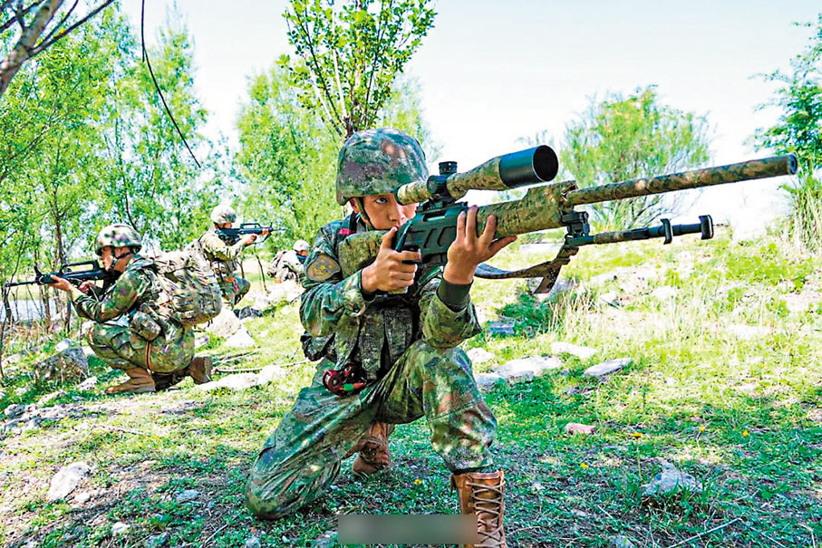 ●陸軍偵察兵進行跨晝夜連貫作業考核。