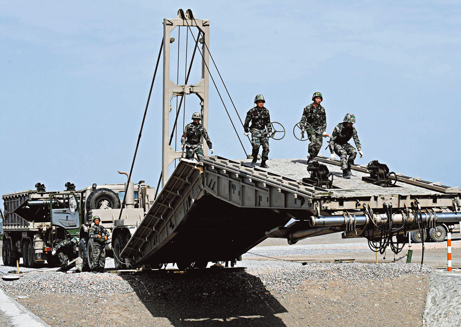 ●「國際軍事比賽—2018」中，中國參賽選手進行重型機械化橋架設。