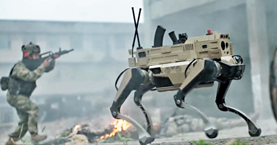 ●機器狗與官兵在模擬作戰中。