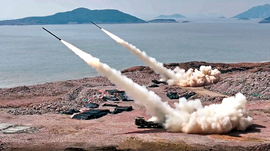 ●今年4月，解放軍東部戰區位台灣海峽中部、南部相關海域組織「海峽雷霆-2025A」演練，遠箱火炮彈如離弦之箭呼嘯着撲向預定打擊目標。