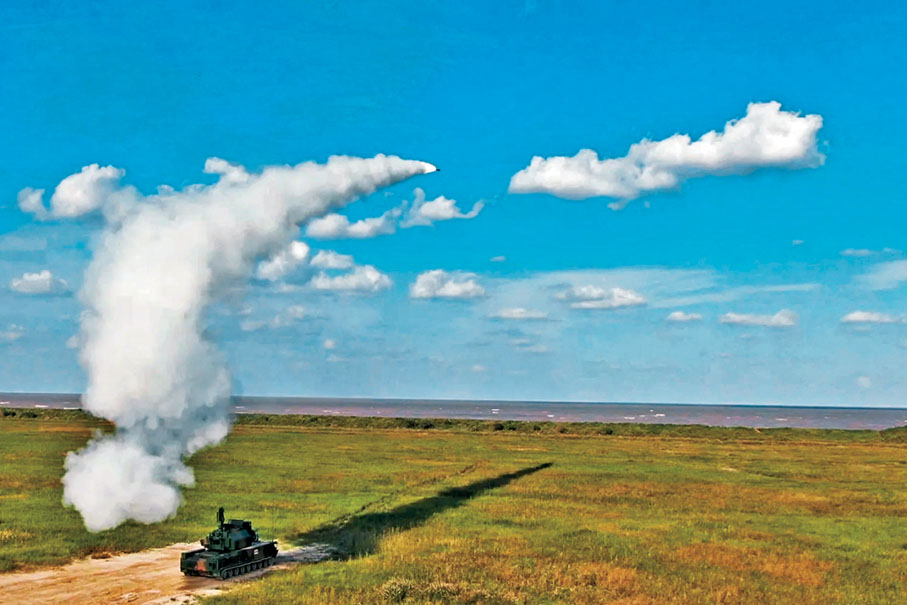 ●陸軍核心防空裝備紅旗-17防空導彈發射。