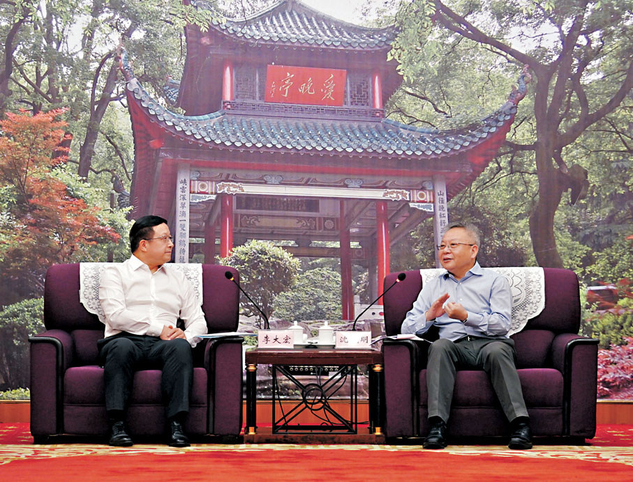 ●8月25日，湖南省委書記沈曉明在長沙會見海外華文傳媒合作組織主席、香港大公文匯傳媒集團董事長李大宏率領的海外華文媒體代表團一行。 湖南日報