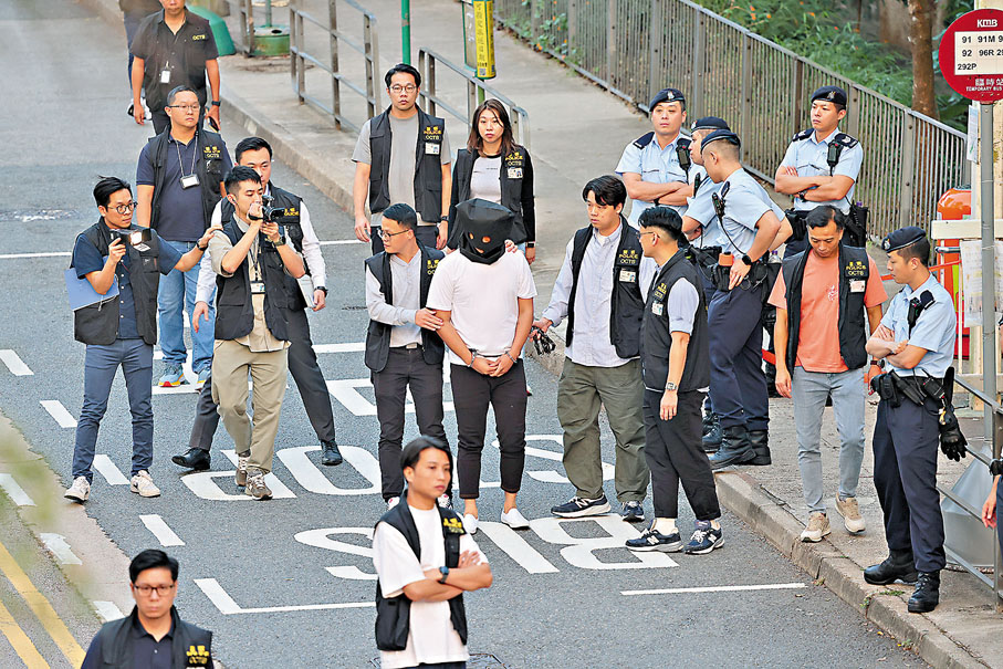 ●去年休班懲教助理遇襲案，其中一名疑犯被捕後押返現場重組案情。 資料圖片