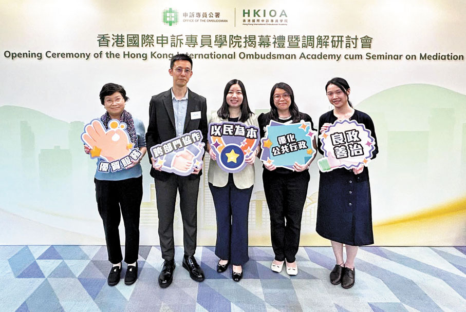 ●郭惠英（中）與運輸署團隊出席研討會。 運輸署Fb圖片