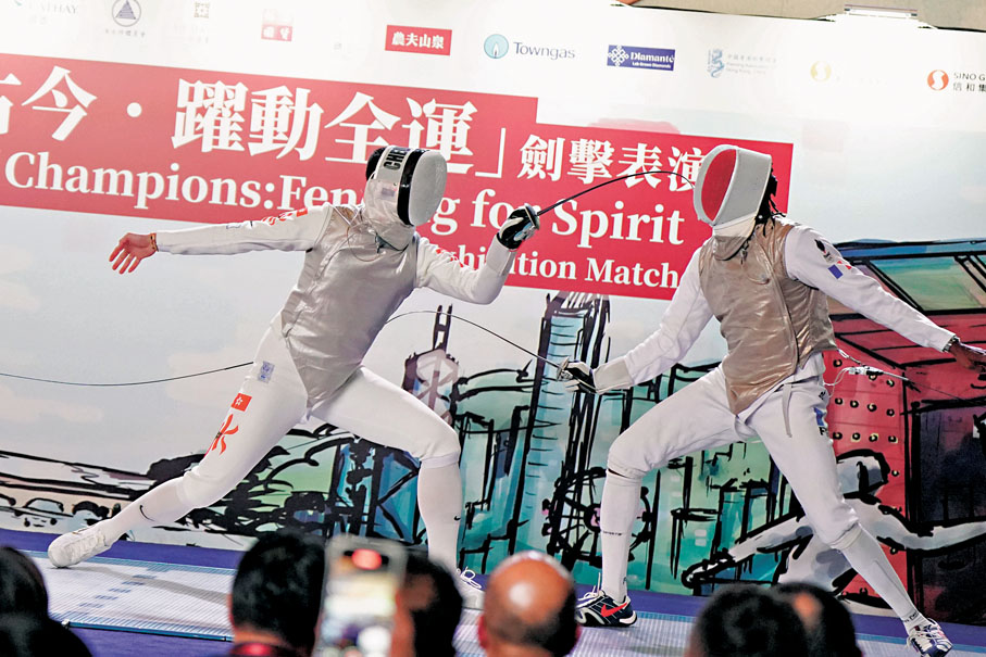 ●張家朗（左）和拿霍特在表演賽中。