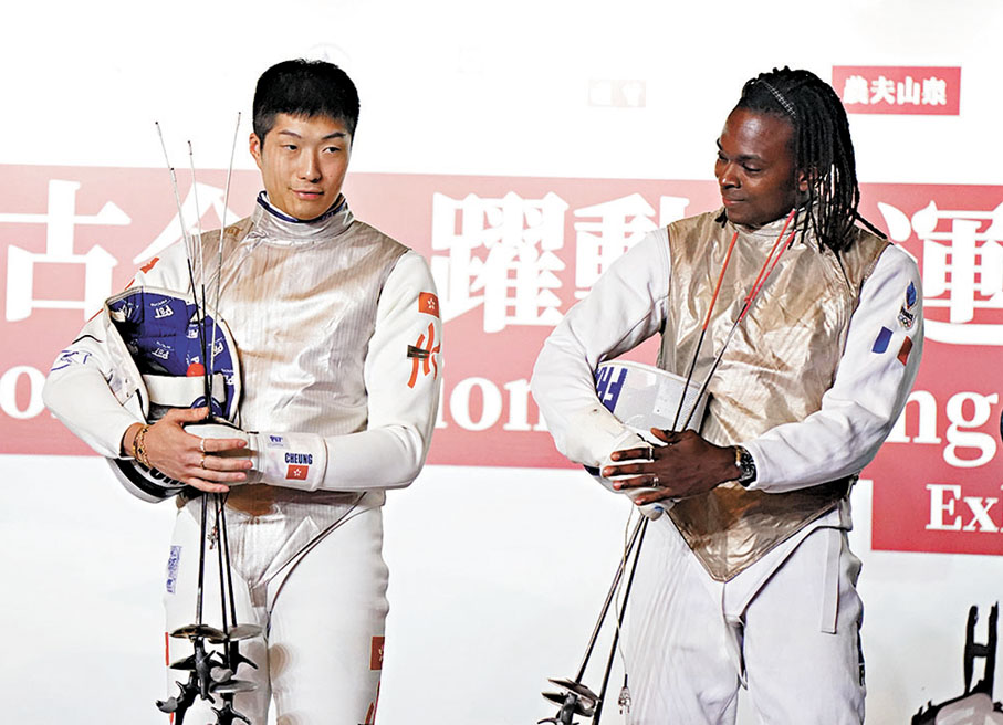 ●張家朗（左）和拿霍特上演巴黎奧運會男子花劍8強翻版戰。