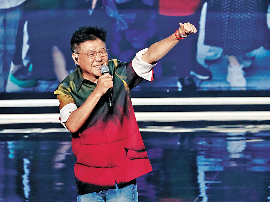 ●姜育恒登台獻唱再掀高潮。香港文匯報記者張帆  攝