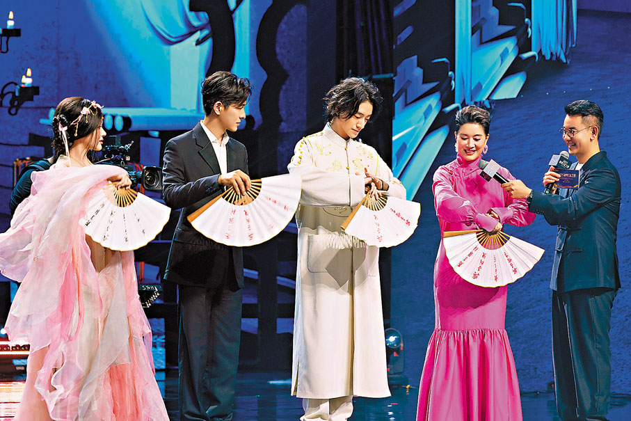 ●茅威濤（右二）為黃霄雲、喬振宇、鄭雲龍傳授舞扇技巧。 受訪者供圖