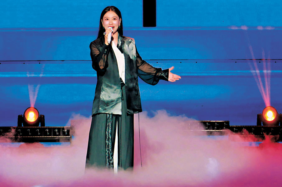 ●譚晶演唱《赤伶》。   受訪者供圖