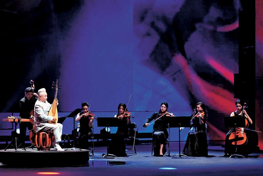 ●國樂大師方錦龍以五弦琵琶領銜開場。   主辦方供圖