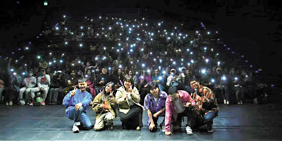 ●ComedyOne在西九自由空間表演現場，來自內地的脫口秀演員們和全場觀眾合影。主辦方供圖