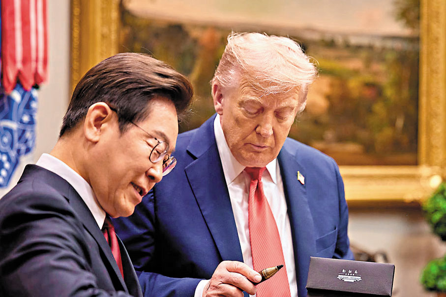 ●特朗普（右）大讚李在明的鋼筆。 法新社