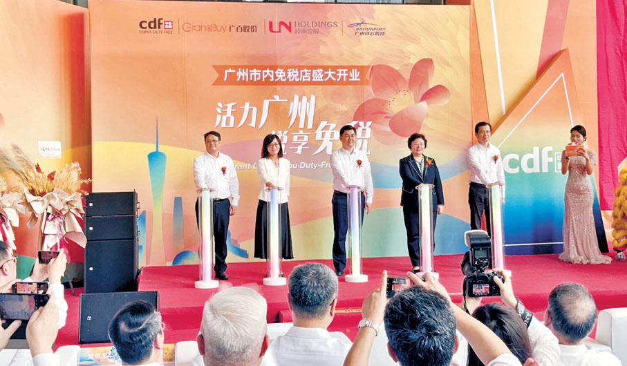 ● 廣州首家市內免稅店昨開業。香港文匯報記者李紫妍  攝