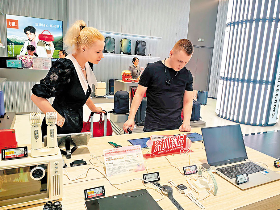 ●外籍遊客在深圳市內免稅區選購內地品牌科技產品。香港文匯報記者郭若溪  攝