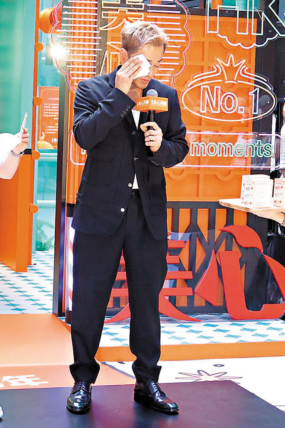 ●林峯昨日不時用紙巾抹汗。  香港文匯報記者阿祖 攝