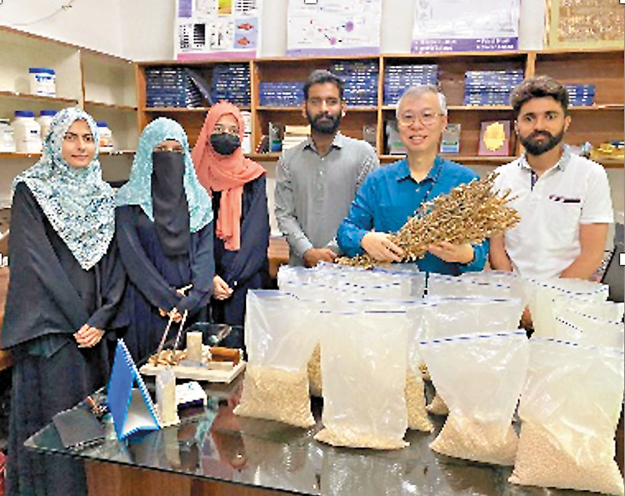 ●圖為林漢明於2023年到訪巴基斯坦視察大豆種植情況，並與當地學者及農民交流。受訪者供圖