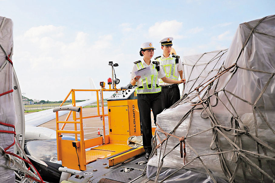 ●8月27日，一批電子元件在拱北海關所屬斗門海關關員監管下完成通關手續。 網上圖片