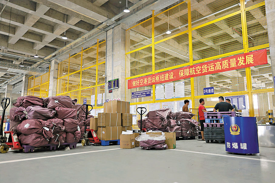 ●珠海機場將探索打造內地連接港澳的貨物集散中心。圖為珠海機場空港國際智慧物流園國內貨站。 網上圖片