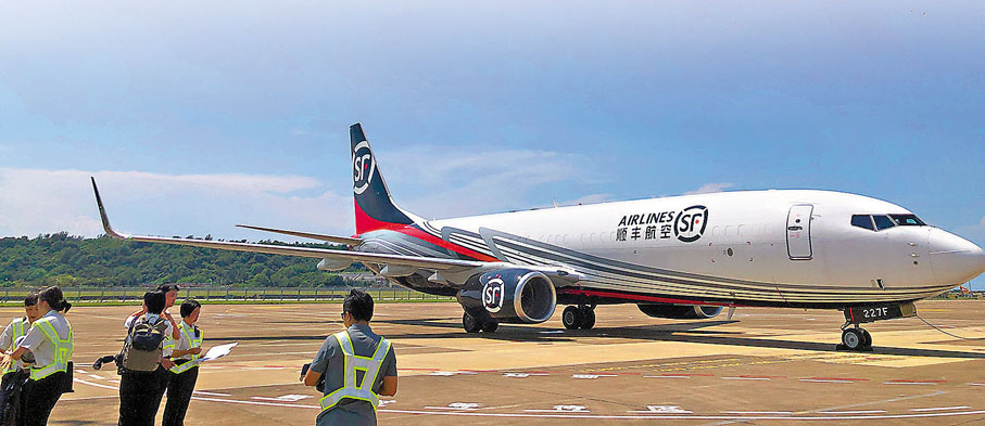 ●首架由順豐航空執飛的國際貨運包機從珠海直飛越南河內。香港文匯報記者方俊明  攝